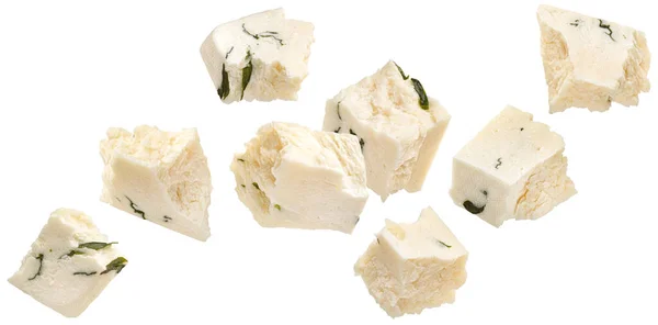 フェタの部分 白の背景に隔離されたハーブやスパイスとさいの目に切ったカードチーズ — ストック写真
