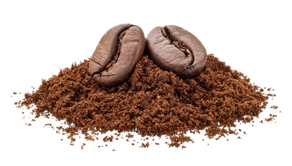 Haufen Gemahlener Kaffee Und Geröstete Kaffeebohnen Isoliert Auf Weißem Hintergrund — Stockfoto