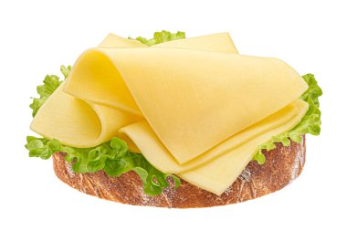 Ekmekte Gouda dilimleri, salata yapraklı peynirli sandviç beyaz arka planda izole edilmiş, geniş bir alan.