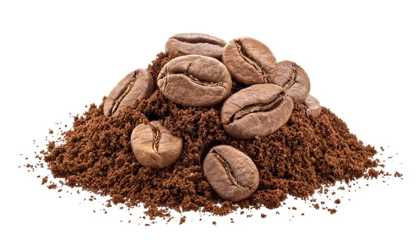 Haufen Gemahlener Kaffee Und Geröstete Kaffeebohnen Isoliert Auf Weißem Hintergrund — Stockfoto
