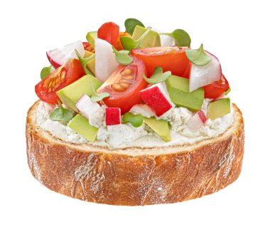 Sebzeli kızarmış ekmek, kiraz domatesli tost, avokado, krem peynir, beyaz arka planda izole edilmiş turp dilimleri.
