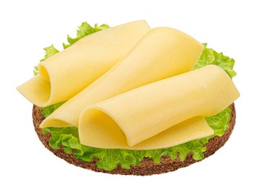 Çavdar ekmeğinde Gouda dilimleri, salata yapraklı peynirli sandviç beyaz arka planda izole edilmiş, tam derinlikte...