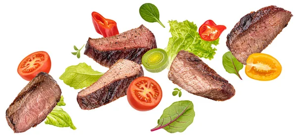Flying Steak Salade Geïsoleerd Witte Achtergrond Met Clipping Pad — Stockfoto