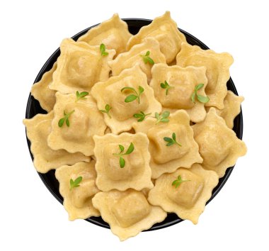 Beyaz zemin üzerinde izole edilmiş ravioli makarna tabağı, üst görünüm