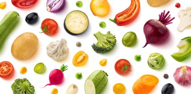 Sebzeler, düzlük, üst manzara, beyaz arka planda izole edilmiş. Sağlıklı gıda malzemeleri, taze domates, brokoli, zeytin, havuç, biber, soğan ve kabak dilimlerinden oluşan yaratıcı bir düzen.