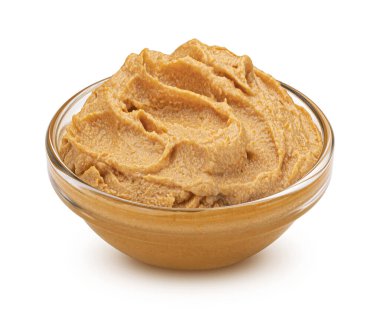 Cam kasedeki fıstık ezmesi kesme yolu ile beyaz arka planda izole edilmiş.