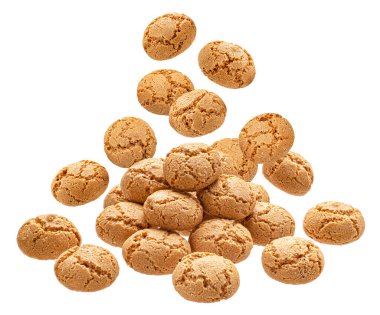 Düşen geleneksel İtalyan amarettisi, beyaz arka planda izole edilmiş bir yığın badem kurabiyesi.