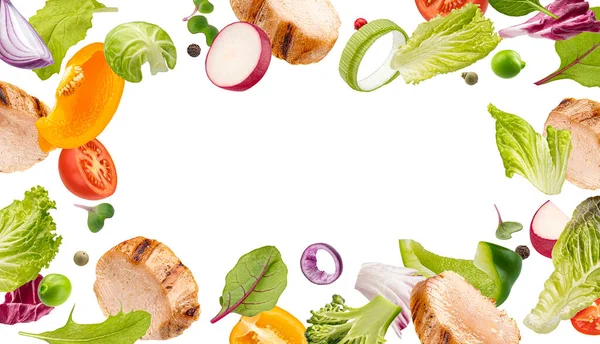 Grilované Kuřecí Plátky Nasekané Zeleniny Izolované Bílém Pozadí Výstřižkem Cesta — Stock fotografie