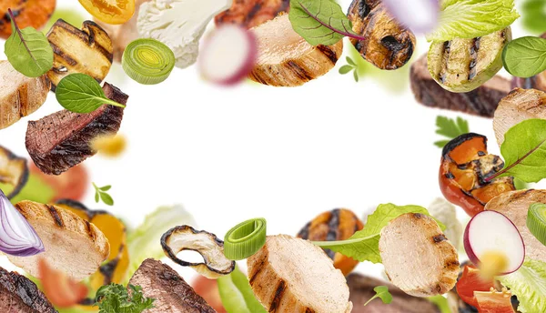 Teplý Salát Grilované Splňují Plátky Nasekané Grilované Zeleniny Bylinkami Salátové — Stock fotografie