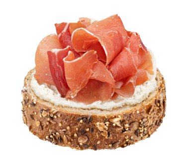 İtalyan jambonlu sandviç, İspanyol jamonu çavdar ekmeği dilimi, Serrano jambonlu bruschetta beyaz arka planda izole.