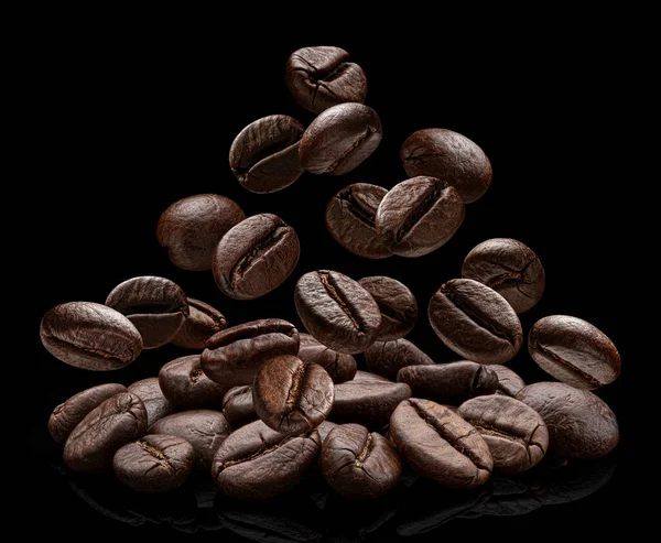 Fallende Kaffeebohnen Isoliert Auf Schwarzem Hintergrund Makro — Stockfoto