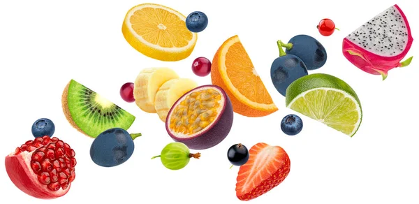 Fruitsalade Ingrediënten Vallende Exotische Fruitschijfjes Bessen Collectie Geïsoleerd Witte Achtergrond — Stockfoto