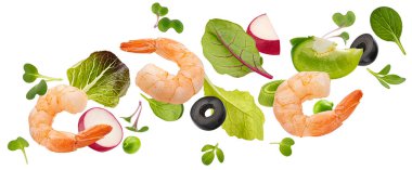 Düşen karides salatası malzemeleri beyaz arka planda izole, marul yeşili ve taze sebze karışımı, sağlıklı gıda konsepti