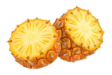 Kesme yolu ile beyaz zemin üzerinde izole edilmiş dilimlenmiş ananas, tam derinlik alan