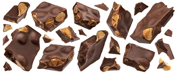 Mørke Sjokoladebiter Med Mandler Knust Sjokolade Med Nøtter Isolert Hvit – stockfoto