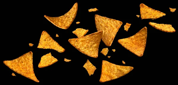 Vallende Pittige Maïs Chips Hete Mexicaanse Nachos Geïsoleerd Zwarte Achtergrond — Stockfoto