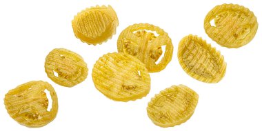 Düşen turşu ve marine edilmiş sarı domates dilimleri beyaz arka planda izole edilmiş.