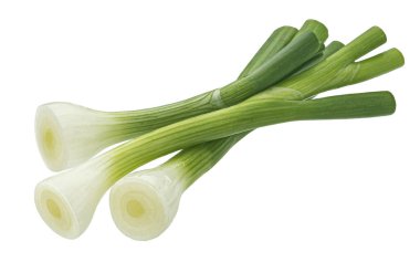 Yeşil soğan, beyaz arka planda izole edilmiş taze soğan kesme yolu, tam derinlik