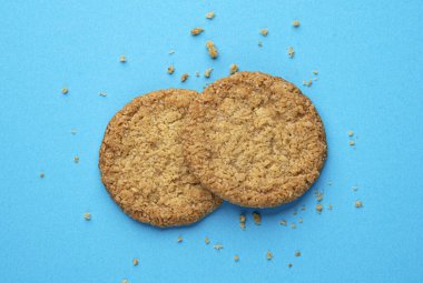 İki yulaf ezmeli kurabiye, fotokopi alanı olan üst görünüm, tam derinlik