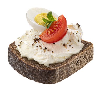 Çavdar ekmeği dilimlenmiş krem peynirli, domatesli ve haşlanmış yumurtalı beyaz arka planda. 