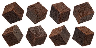 Beyaz zemin üzerinde izole çikolatalı kek küpleri kırpma yolu, tam derinlik