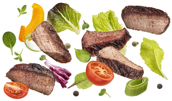Biefstuk Salade Ingrediënten Geïsoleerd Witte Achtergrond Met Clipping Pad Gesneden — Stockfoto