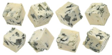 Kesilmiş gorgonzola, mavi peynir küpleri beyaz arka planda izole edilmiş kırpma yolu, tam derinlik