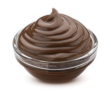 Çikolata girdabı, cam kasede fındık kreması. Beyaz arka planda izole edilmiş. Kırpma yolu var.