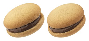 Sandviç kurabiyeleri, çikolata kremalı bisküviler beyaz arka planda izole edilmiş kırpma yolu, tam derinlik