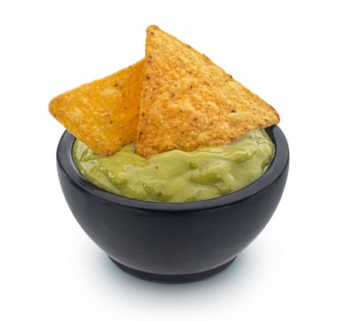 Guacamole, avokado sosu ve beyaz arka planda izole edilmiş mısır cipsi ile dolu bir kase.