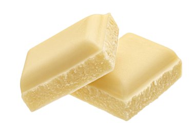 Beyaz arka planda izole edilmiş beyaz sütlü çikolata parçaları, tam derinlik