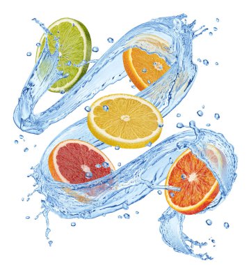 Limon dilimleri, portakal, limon ve limon karışımı ve beyaz arka planda su sıçramaları.