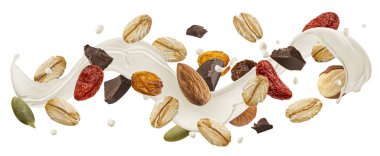 Süt sıçratarak düşen müsli kesme yolu ile beyaz arka planda izole