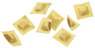 Ravioli makarnası kırpma yolu ile beyaz arkaplanda izole edildi