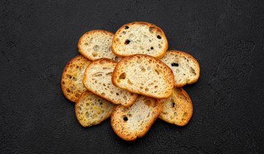 Çikolatalı krakerler, siyah arka planda bir yığın ekmek kırıntısı, üst manzara.