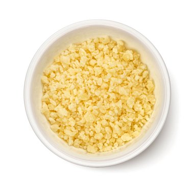 Beyaz arka planda izole edilmiş kase içinde rendelenmiş parmesan peyniri.