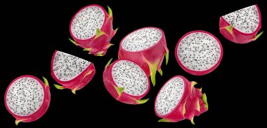 Düşen ejderha meyvesi dilimleri siyah arka planda izole edilmiş.