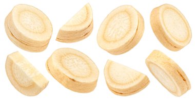 Kırpma yolu ve koleksiyonu olan beyaz arkaplanda izole edilmiş maydanoz kökü dilimleri