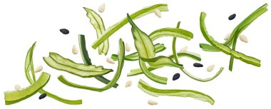 Beyaz arkaplanda susam tohumlu Wakame yosun salatası