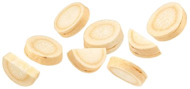 Düşen maydanoz kökü dilimleri kırpma yolu ile beyaz arkaplanda izole ediliyor