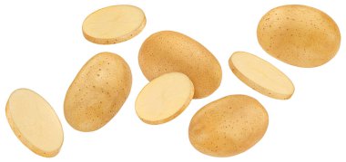 Düşen patates dilimleri kesme yolu olan beyaz arka planda izole edilmiş.