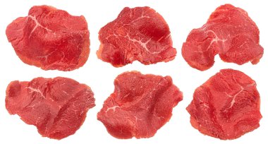 İnce dilimler halinde çiğ et, kesme yolu ile beyaz arka planda izole edilmiş carpaccio içeriği.