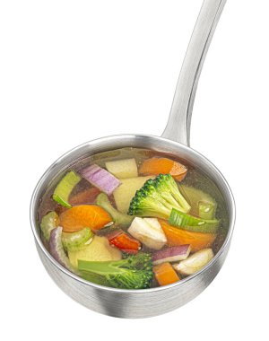 Beyaz zemin üzerinde izole edilmiş sebze çorbası ile kepçe, tam derinlik