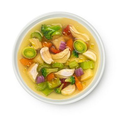 Beyaz arka planda izole edilmiş sebzeli tavuk çorbası, üst görünüm, paket tasarım elementi