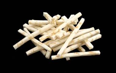 Kesilmiş kereviz kökü siyah arkaplanda izole edilmiş.