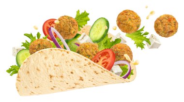 Vejetaryen tortilla dürümü, falafel soslu shawarma sandviçi, beyaz arka planda izole edilmiş, geniş bir alan.