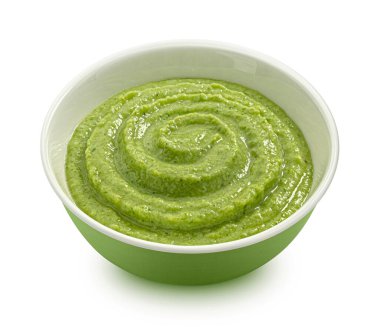 Brokoli kremalı çorba beyaz zemin üzerinde izole, tam derinlik