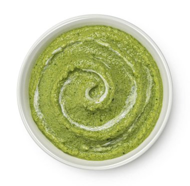 Beyaz arka planda izole edilmiş brokoli kremalı çorba. Üst görünüm