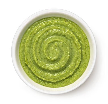 Beyaz arka planda izole edilmiş brokoli kremalı çorba. Üst görünüm