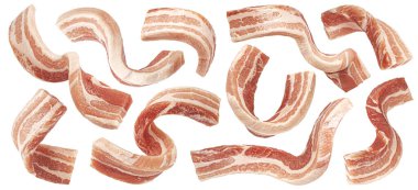 Çiğ domuz göbeği kesme yolu ile beyaz arka planda izole edilmiş, tam derinlikte.